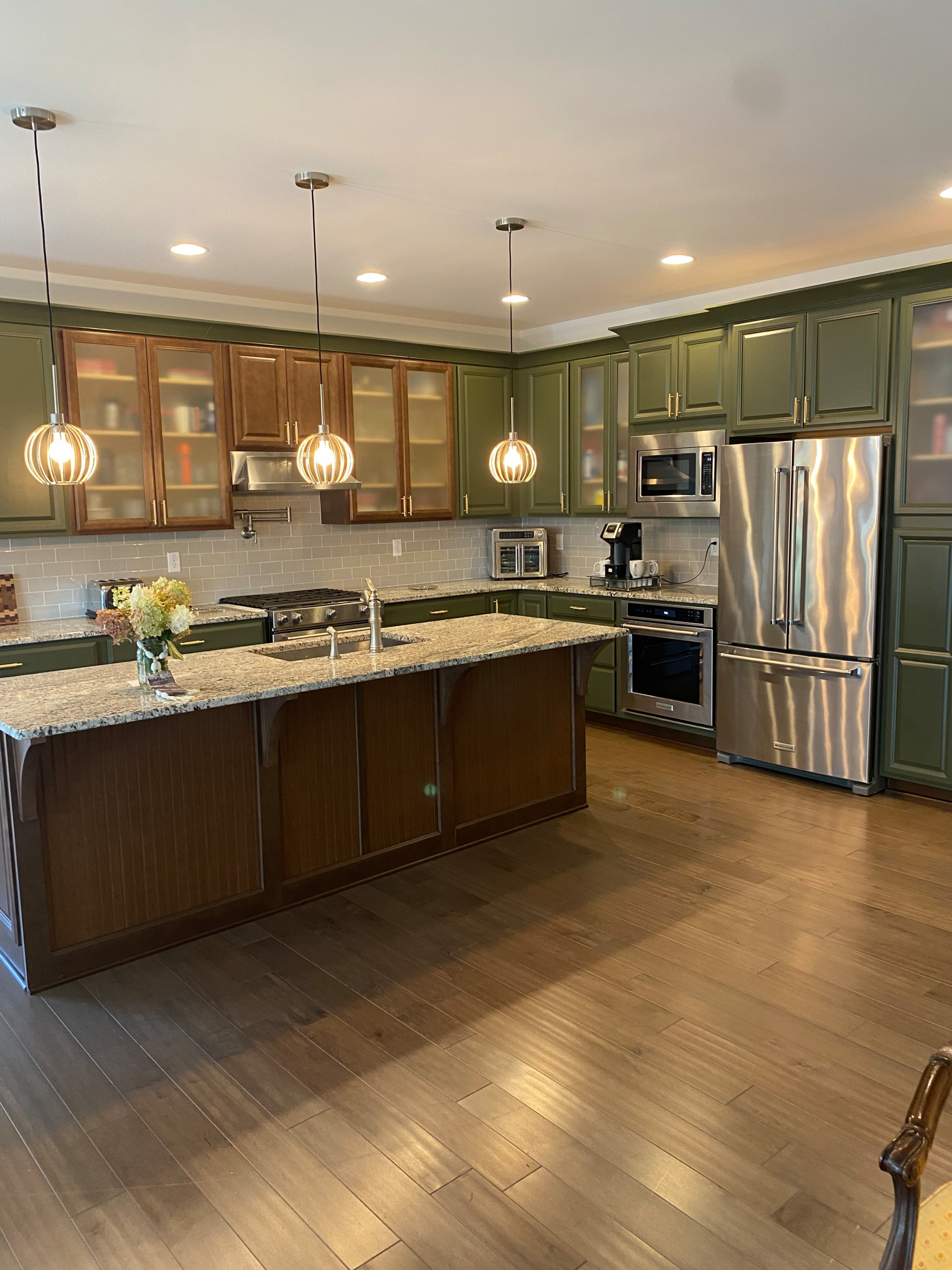 Example of a mid-century modern kitchen design