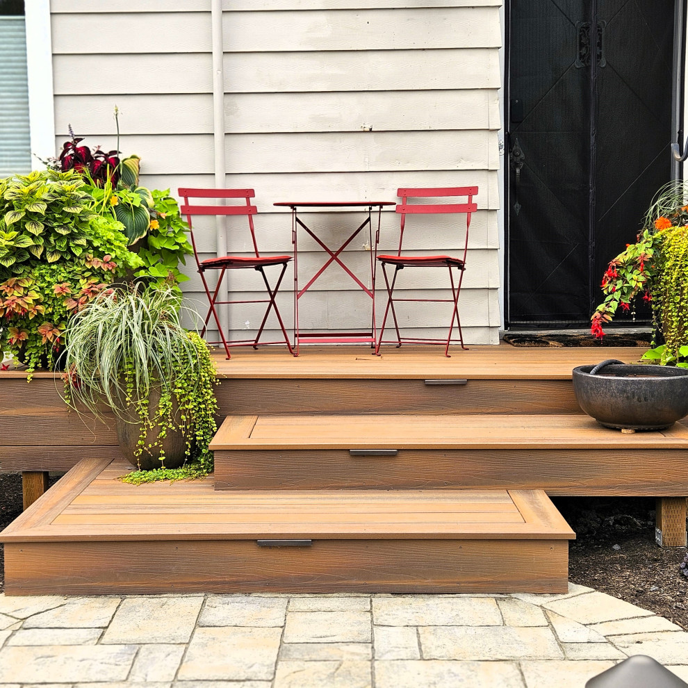 Photo of a front yard landscaping in Seattle with decking.