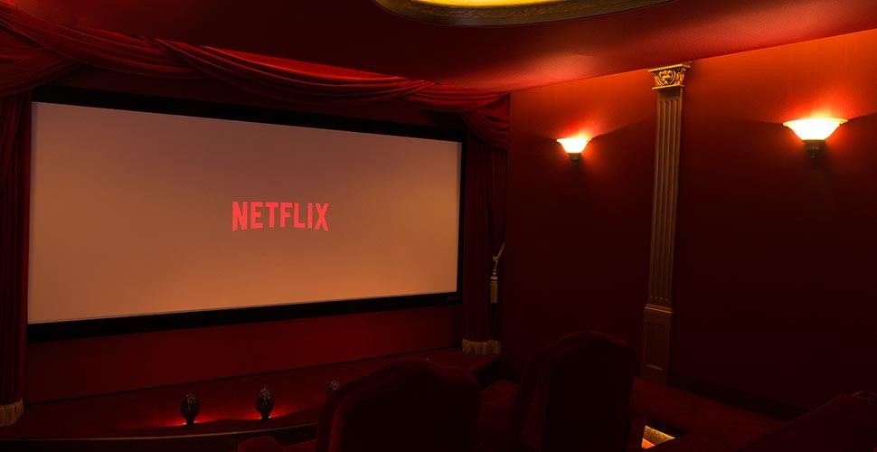 На фото: изолированный домашний кинотеатр среднего размера в классическом стиле с красными стенами, ковровым покрытием и проектором