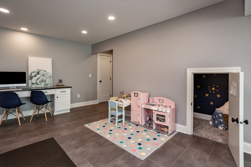 Aménagement d'une grande chambre d'enfant de 4 à 10 ans classique avec un mur gris, un sol en vinyl et un sol gris.