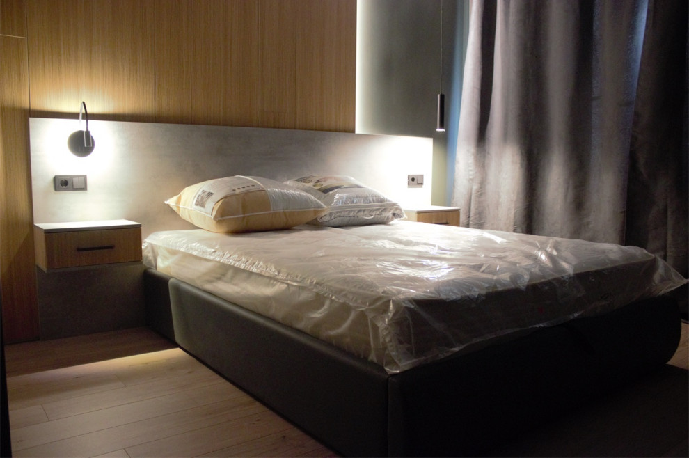 サンクトペテルブルクにある小さなコンテンポラリースタイルのおしゃれな主寝室 (緑の壁、クッションフロア、ベージュの床、アクセントウォール) のレイアウト