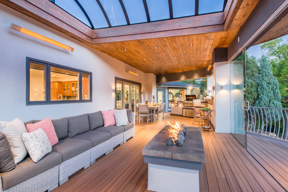 Imagen de terraza de estilo zen de tamaño medio en patio trasero con cocina exterior