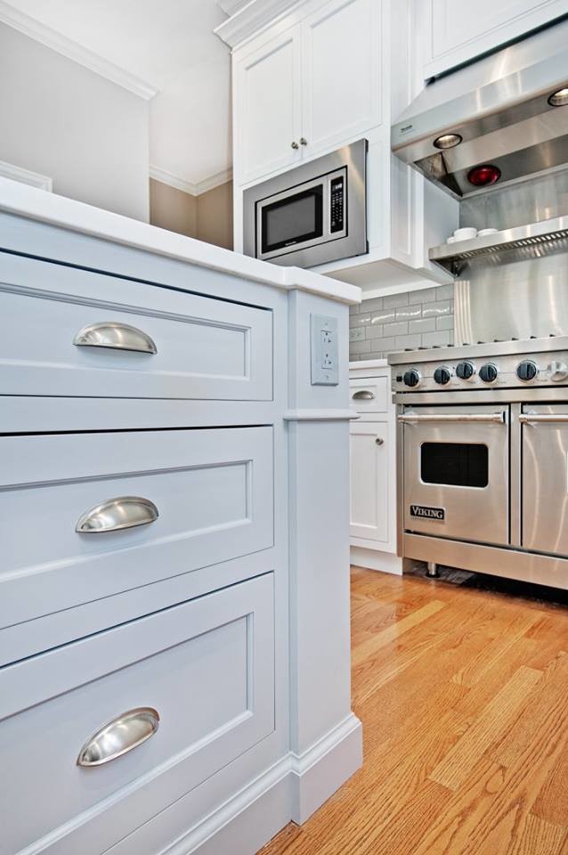 Kitchen - mid-sized transitional l-shaped light wood floor and beige floor kitchen idea in Chicago with an undermount sink, shaker cabinets, white cabinets, quartzite countertops, gray backsplash, subway tile backsplash, stainless steel appliances and an island