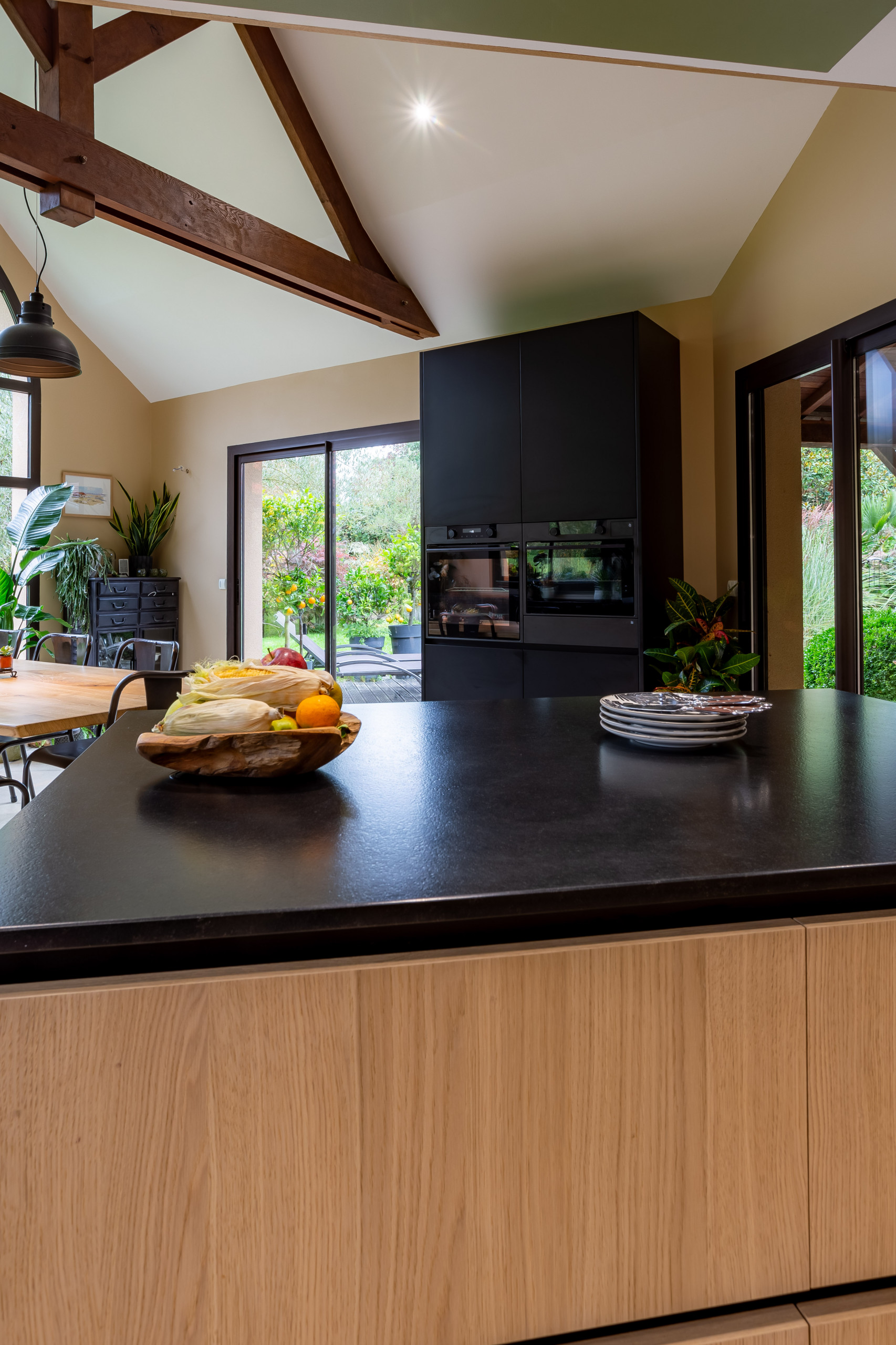 Réalisation d'une cuisine en bois dans un écrin végétal