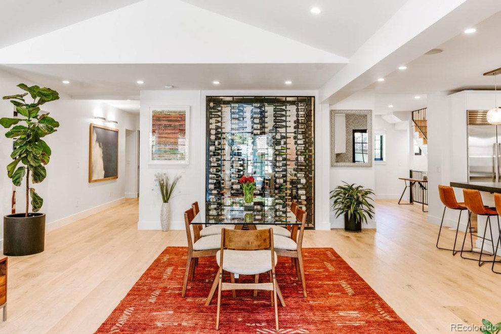 Mittelgroßes, Repräsentatives, Offenes Modernes Wohnzimmer mit weißer Wandfarbe, hellem Holzboden und braunem Boden in Denver