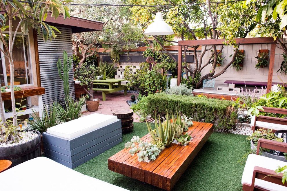 This is an example of a modern patio in San Diego.