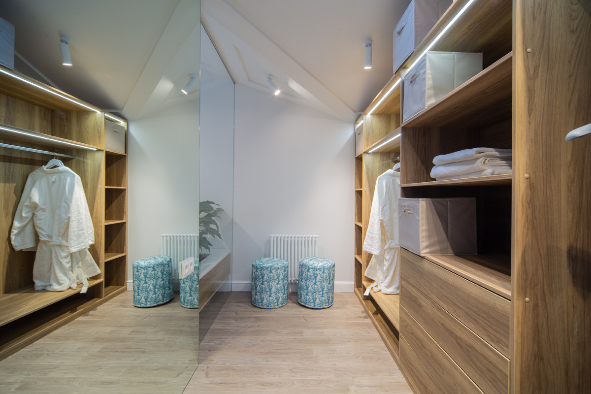 Люкс с парящей кроватью и стеклянной стеной