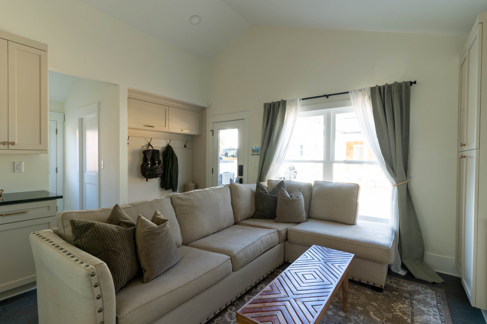 Foto di un piccolo soggiorno chic con pareti beige, parquet scuro, TV a parete, pavimento marrone e soffitto a volta