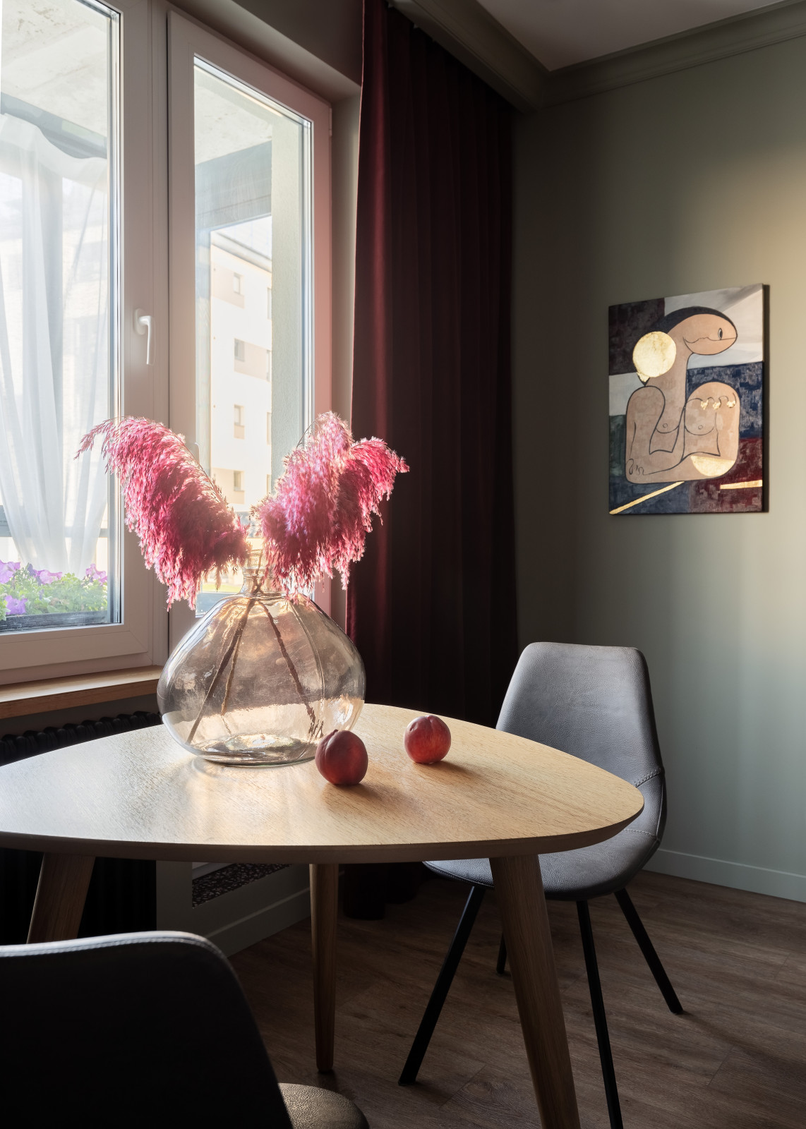 Квартира с голубой кухней и детской с шалашом