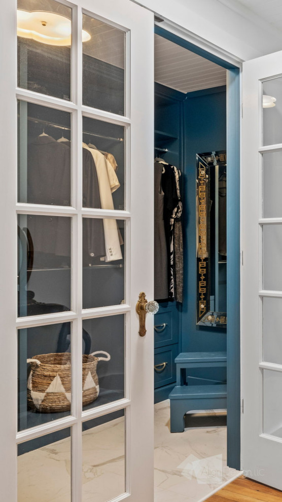 Mittelgroßes, Neutrales Klassisches Ankleidezimmer mit Ankleidebereich, Schrankfronten im Shaker-Stil, blauen Schränken, Marmorboden, buntem Boden und Holzdecke in Sonstige