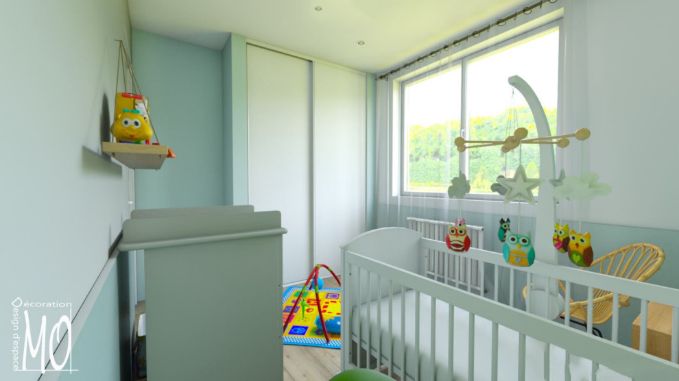 Свежая идея для дизайна: маленькая нейтральная детская в скандинавском стиле с спальным местом, синими стенами, паркетным полом среднего тона, коричневым полом и панелями на стенах для на участке и в саду, ребенка от 1 до 3 лет - отличное фото интерьера