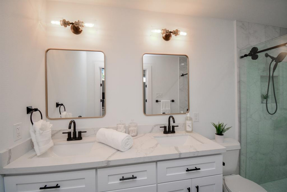 ヒューストンにある高級な広いコンテンポラリースタイルのおしゃれな浴室 (シェーカースタイル扉のキャビネット、白いキャビネット、ラミネートの床、ベージュの床、格子天井) の写真