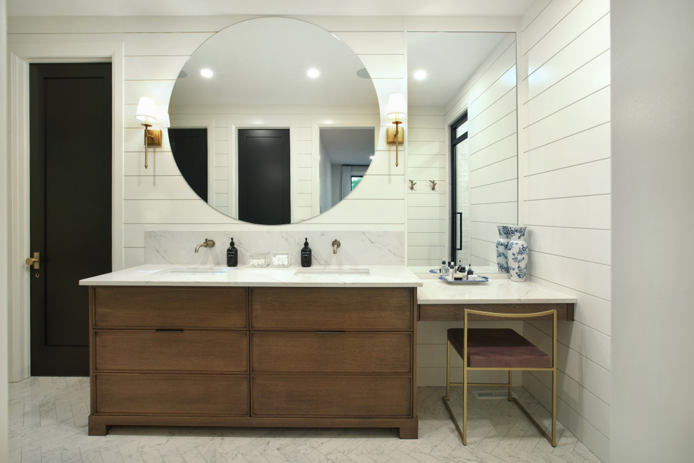 Idéer för att renovera ett mellanstort lantligt vit vitt en-suite badrum, med luckor med infälld panel, skåp i mellenmörkt trä, vita väggar, ett undermonterad handfat och bänkskiva i kvartsit