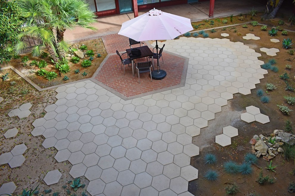 Design ideas for a contemporary courtyard patio in Orange County with concrete pavers.