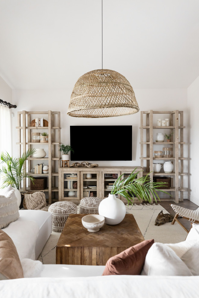 Источник вдохновения для домашнего уюта: открытая гостиная комната в морском стиле с телевизором на стене