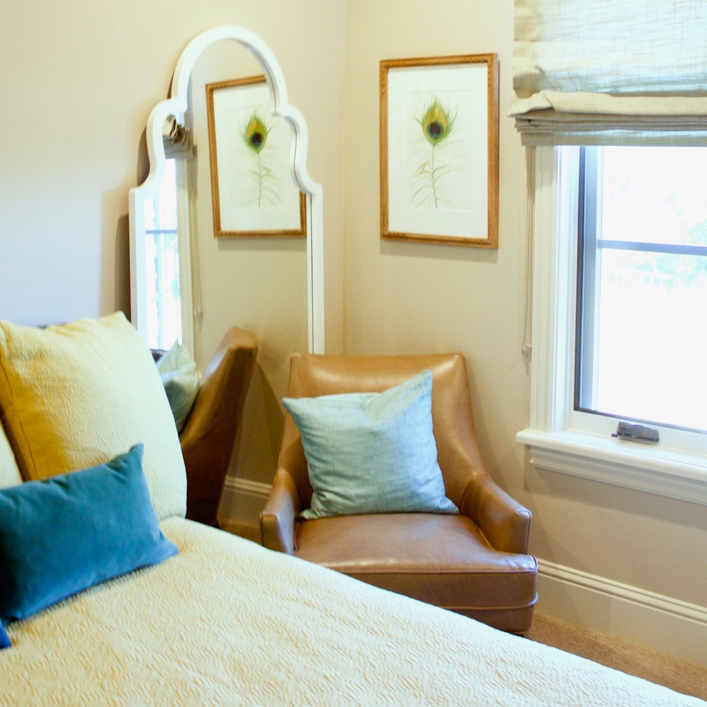 Свежая идея для дизайна: гостевая спальня среднего размера, (комната для гостей) в стиле неоклассика (современная классика) с серыми стенами, ковровым покрытием и бежевым полом - отличное фото интерьера