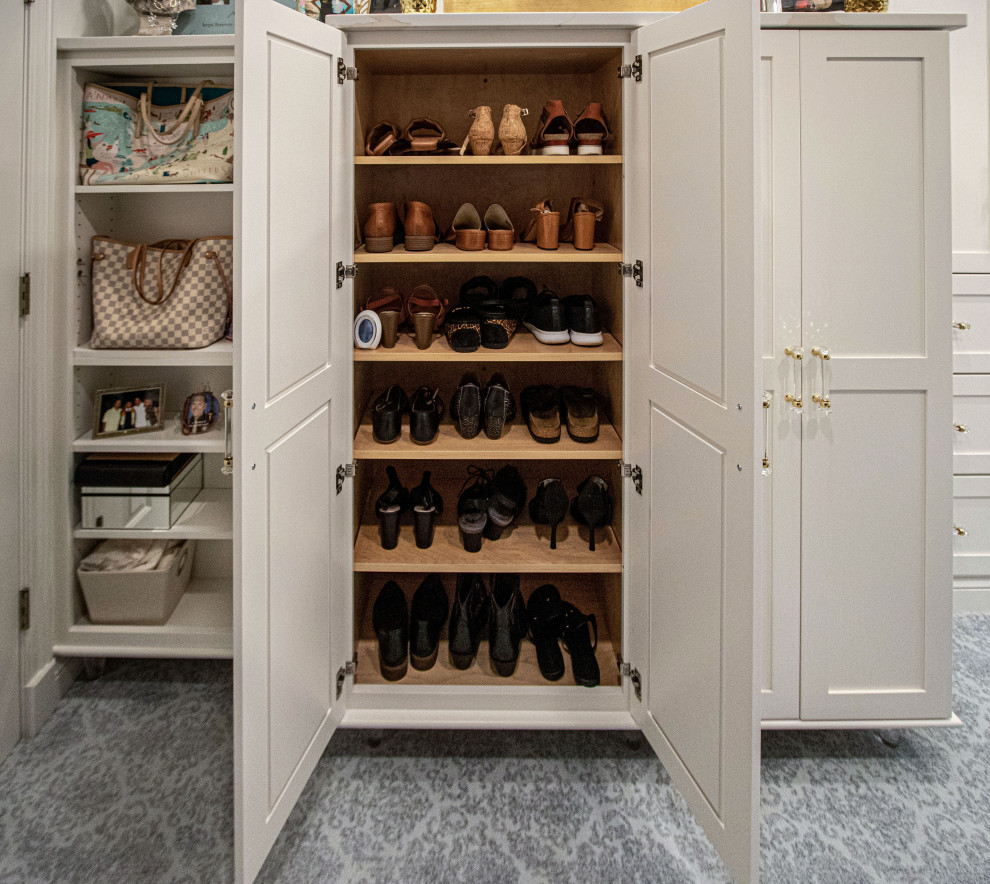 Foto de armario vestidor de mujer tradicional de tamaño medio con armarios con paneles lisos, puertas de armario blancas, moqueta, suelo gris y papel pintado