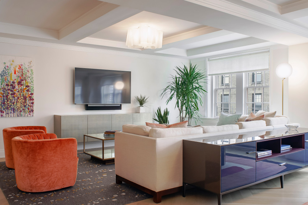 Esempio di un grande soggiorno design aperto con pareti bianche, pavimento in legno massello medio, TV a parete, pavimento marrone e travi a vista