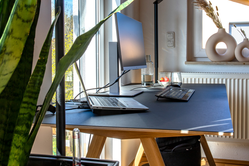 Foto di un piccolo ufficio scandinavo con pavimento in legno massello medio e scrivania autoportante