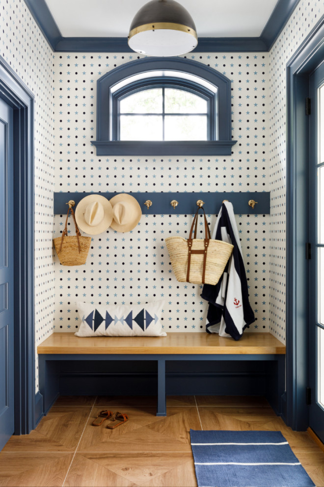 Idee per un ingresso con vestibolo stile marinaro di medie dimensioni con pareti multicolore, una porta blu e carta da parati