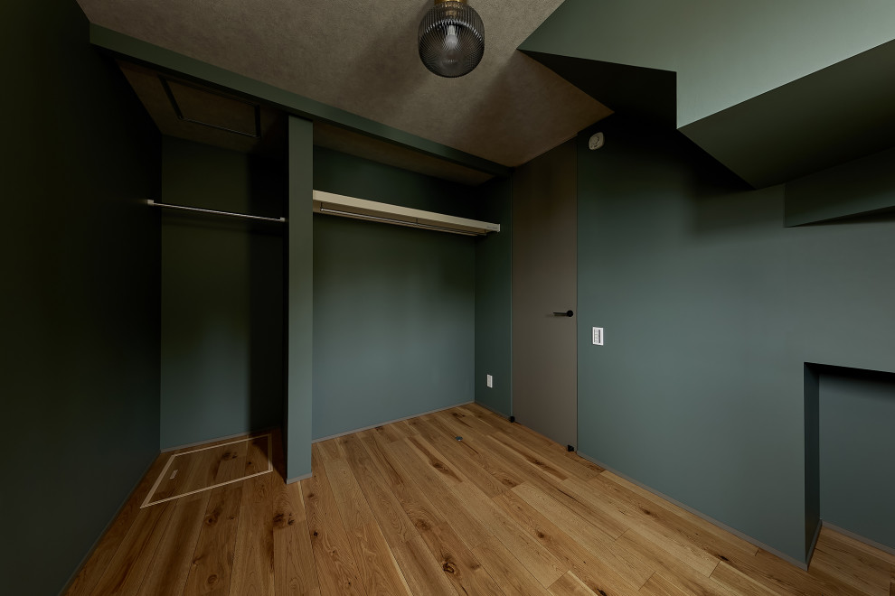 Hauptschlafzimmer mit grüner Wandfarbe, Sperrholzboden und Tapetendecke in Osaka