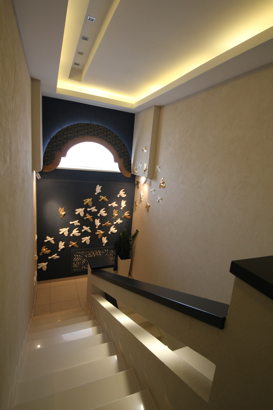 Гипсовые молдинги и декор для стен