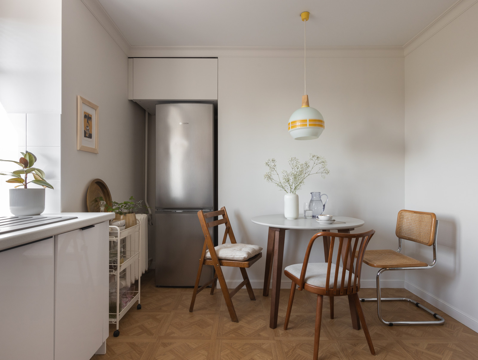 Кухня. Обеденная группа и часть кухонного гарнитура