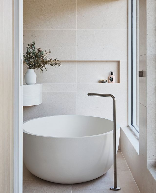 Modernes Badezimmer mit freistehender Badewanne, beigen Fliesen und beigem Boden in Sydney