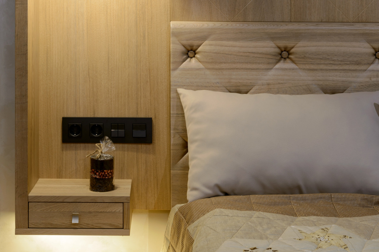 Кровать и панно из массива дуба