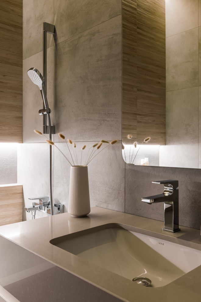 на стороне монохрома