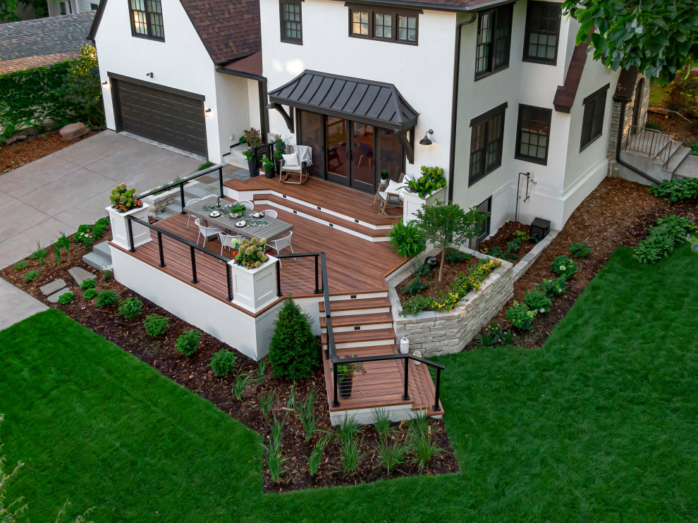 Foto på en mellanstor 50 tals terrass längs med huset, med takförlängning, en vertikal trädgård och kabelräcke