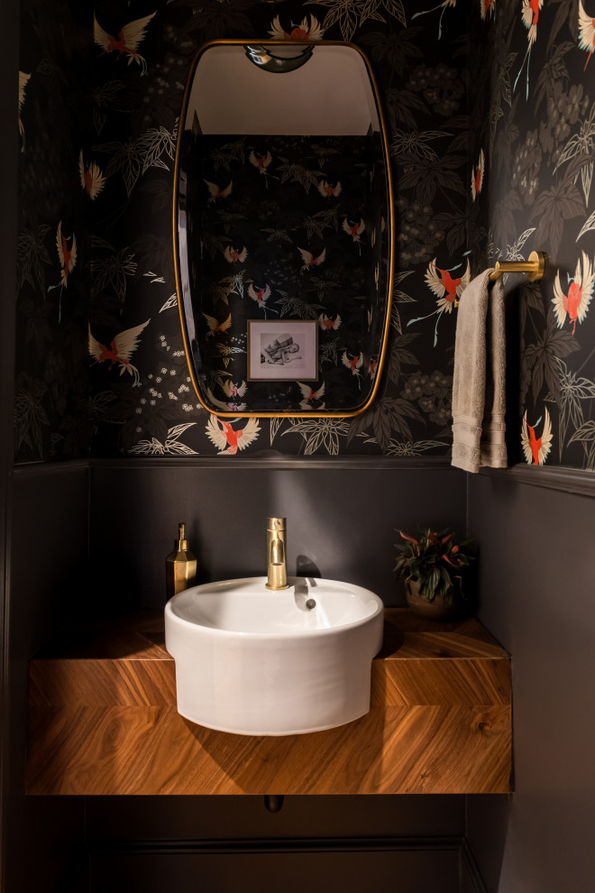 Kleine Moderne Gästetoilette mit offenen Schränken, hellbraunen Holzschränken, schwarzer Wandfarbe, Aufsatzwaschbecken, Waschtisch aus Holz, schwebendem Waschtisch und Tapetenwänden in Chicago