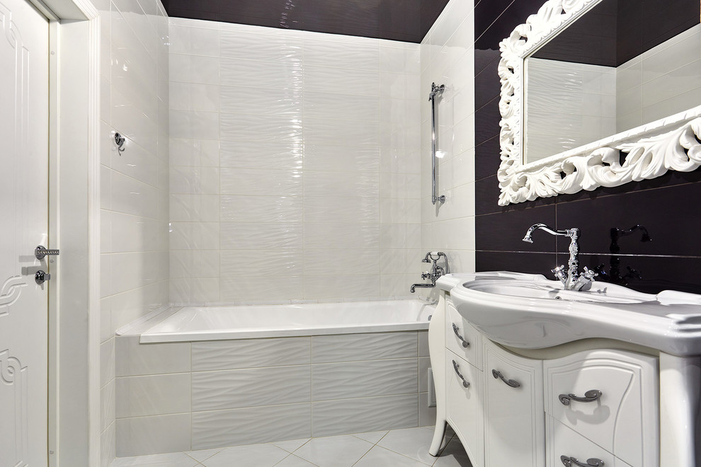 Дуплекс в трех уровнях и чёрно-белых тонах.