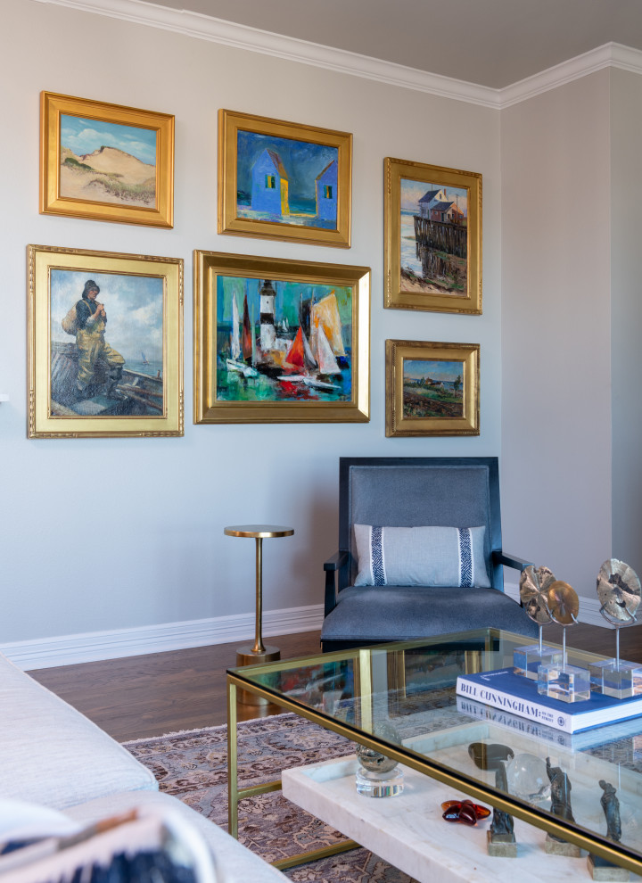 Источник вдохновения для домашнего уюта: гостиная комната в стиле фьюжн с серыми стенами, паркетным полом среднего тона и коричневым полом без телевизора, камина