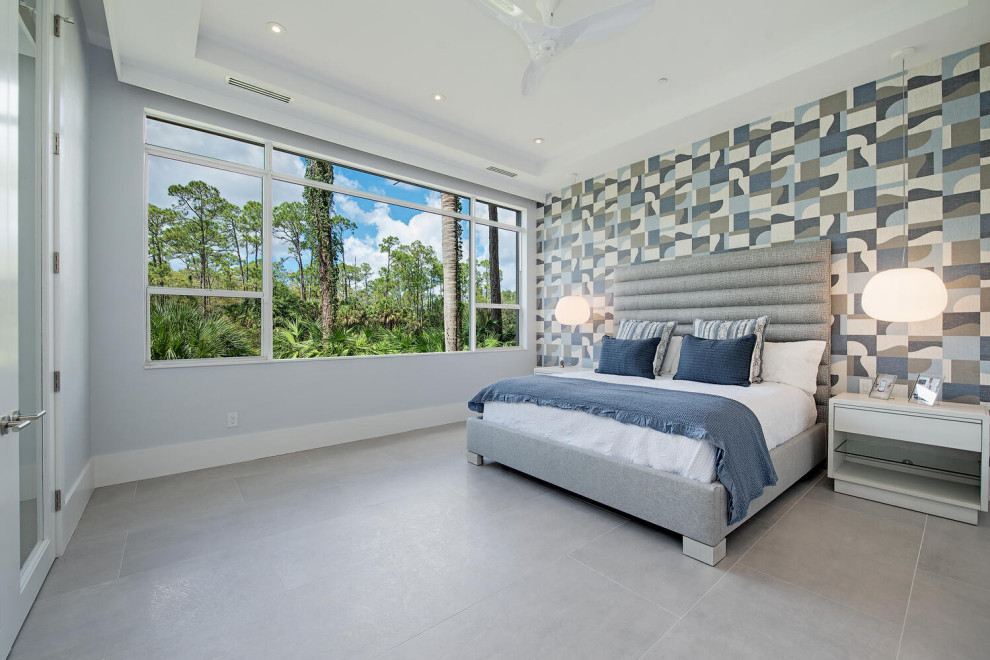 Ejemplo de dormitorio minimalista grande con paredes beige