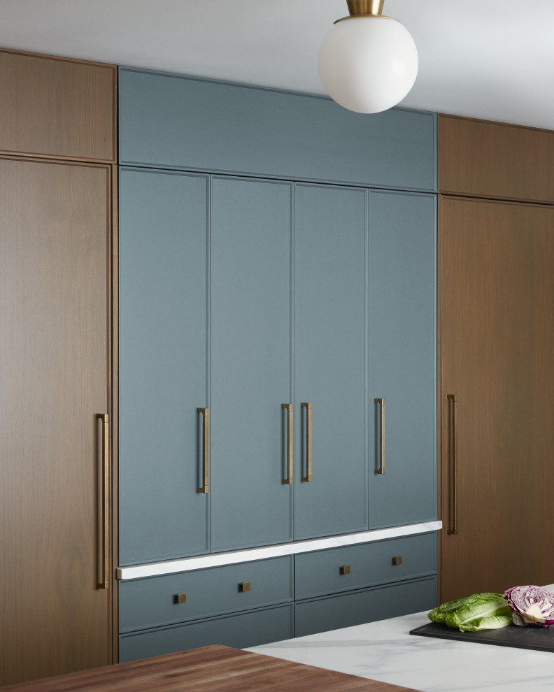 Example of a mid-sized transitional u-shaped dark wood floor and brown floor eat-in kitchen design in DC Metro with a single-bowl sink, flat-panel cabinets, medium tone wood cabinets, quartz countertops, white backsplash, quartz backsplash, paneled appliances, an island and white countertops