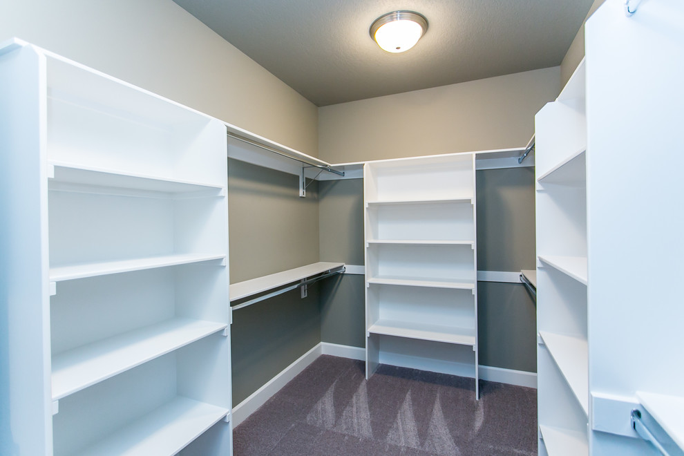 Example of a transitional home design design in Seattle