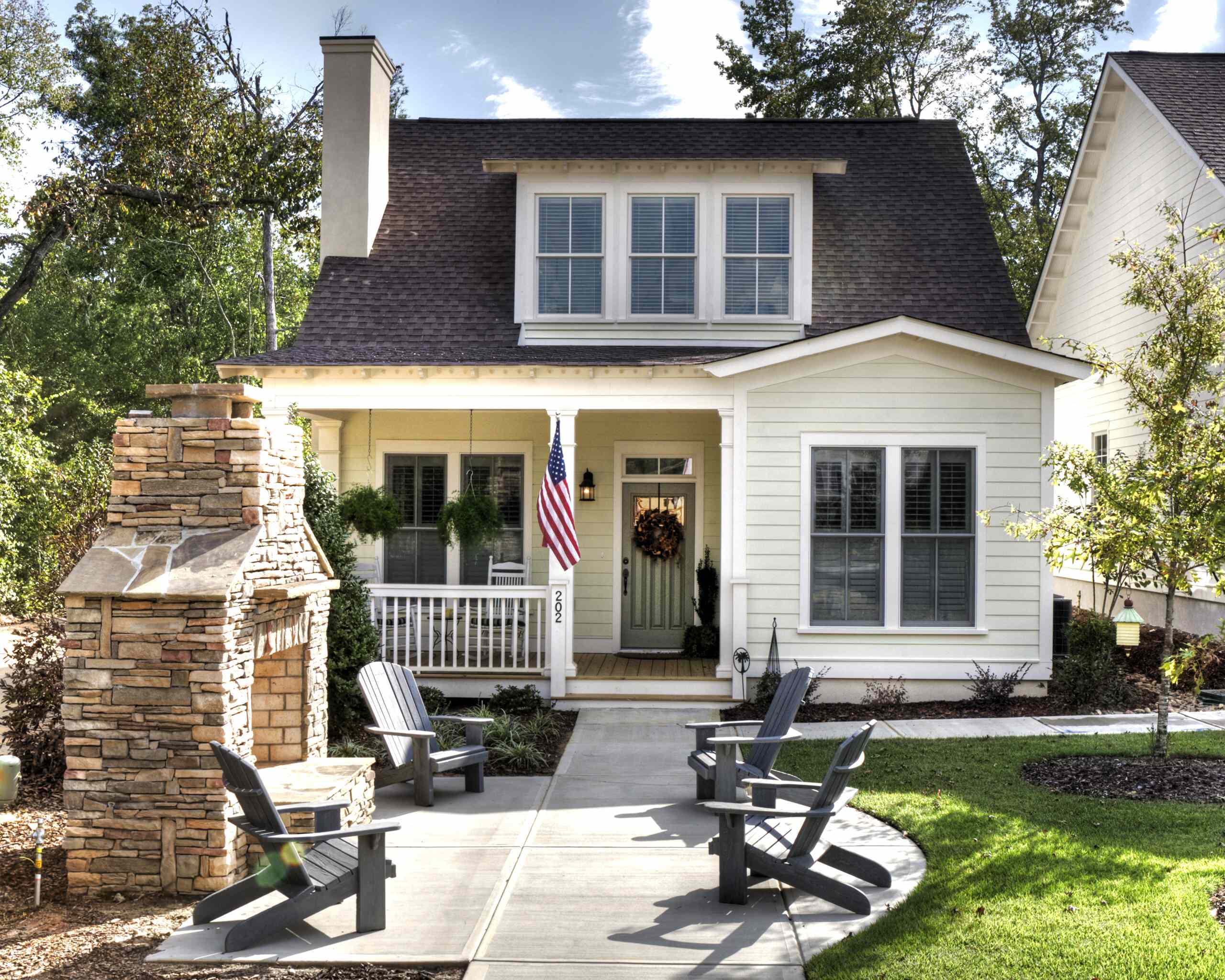 10 Friendly Front-Yard Seating Ideas, image size:2560x2048