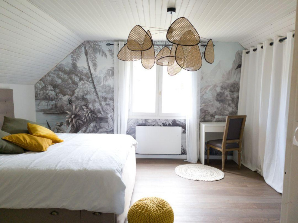 他の地域にある中くらいなトロピカルスタイルのおしゃれなロフト寝室 (白い壁、濃色無垢フローリング、暖炉なし、茶色い床、塗装板張りの天井、壁紙) のレイアウト