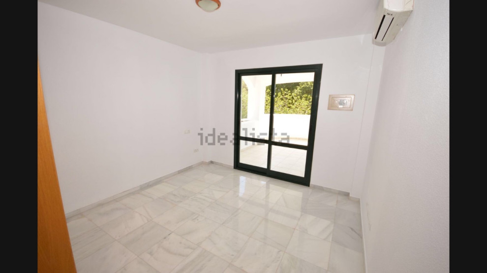 Esempio di una camera da letto minimalista di medie dimensioni con pareti marroni, pavimento in marmo e pavimento grigio
