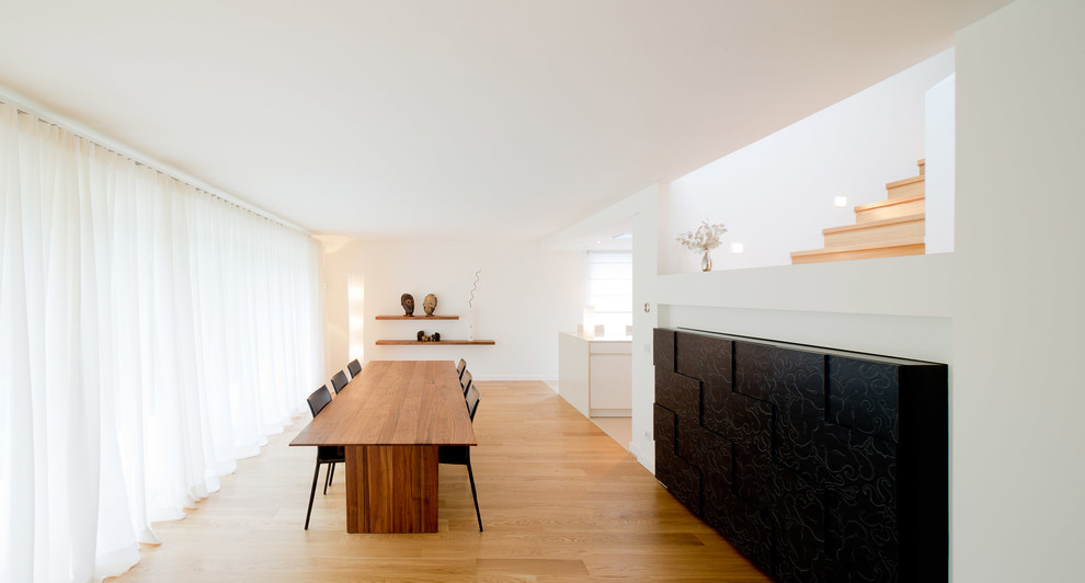 Modernes Esszimmer mit weißer Wandfarbe in Düsseldorf