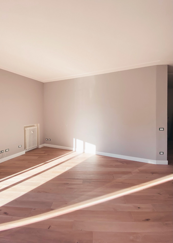 Großes, Abgetrenntes Eklektisches Wohnzimmer mit grauer Wandfarbe, gebeiztem Holzboden und rosa Boden in Sonstige