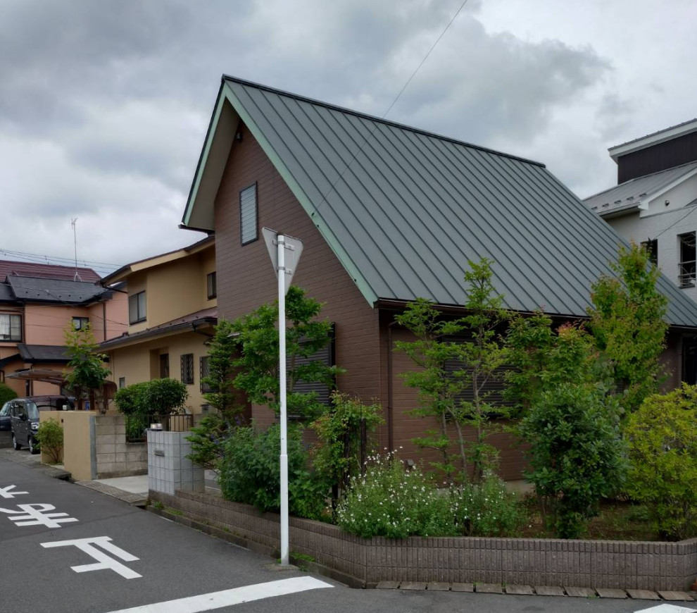 住宅街の角地に建つ大屋根の家