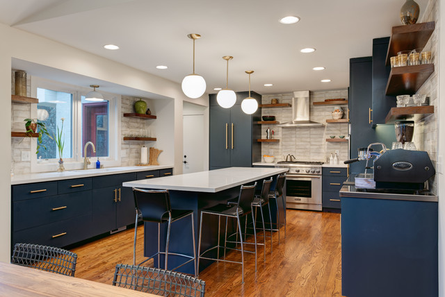 Transitional Navy Kitchen nyklassisk-koekken