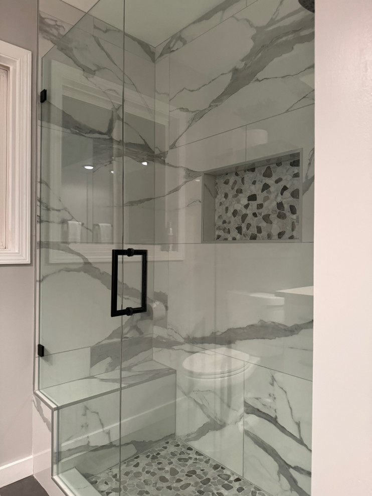 Example of a mid-sized minimalist master white tile and ceramic tile ceramic tile, gray floor and single-sink double shower design in Portland with shaker cabinets, white cabinets, a two-piece toilet, gray walls, an undermount sink, quartzite countertops, a hinged shower door, white countertops, a niche and a freestanding vanity