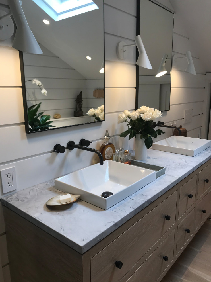 Exempel på ett litet minimalistiskt grå grått en-suite badrum, med släta luckor, skåp i ljust trä, en öppen dusch, en vägghängd toalettstol, vita väggar, ett nedsänkt handfat, marmorbänkskiva och dusch med gångjärnsdörr