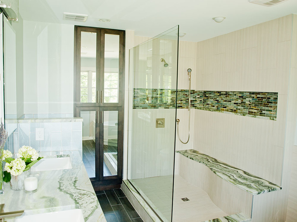 Exemple d'une grande salle de bain principale tendance en bois foncé avec un lavabo encastré, un plan de toilette en granite, une baignoire d'angle, une douche ouverte, un carrelage multicolore, mosaïque, un mur vert, un sol en carrelage de porcelaine, un placard à porte plane et WC à poser.