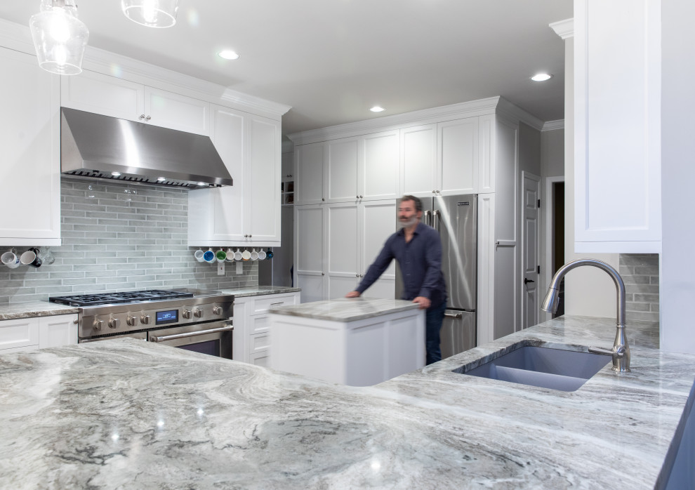 Kitchen - transitional kitchen idea in Atlanta