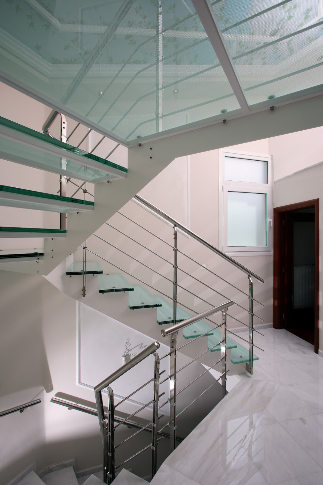 Лестница на металлических косоурах со стеклянными ступенями