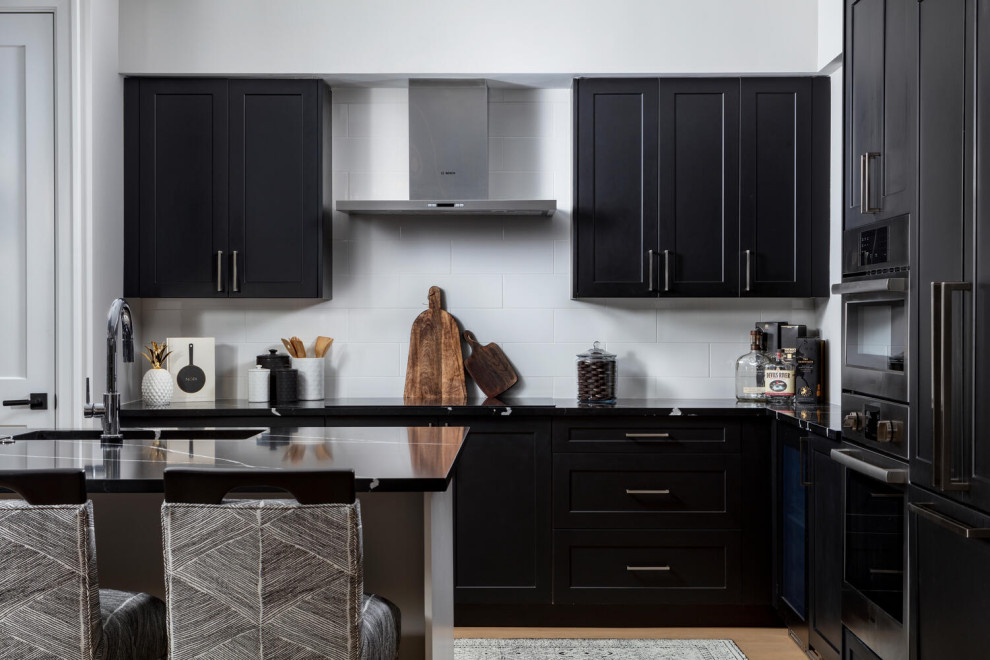 Kitchen - transitional kitchen idea in Tampa